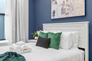 Postel nebo postele na pokoji v ubytování SWJ G - Save on 2Day or more Stays 25min to Times Sq