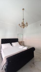 Postel nebo postele na pokoji v ubytování PALAZZO NOVECENTO Centro Storico + 37 fotografií