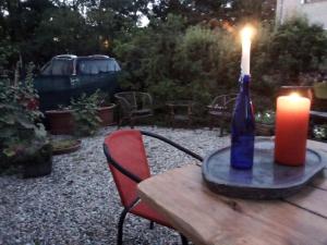 綠山城的住宿－Villa Minerva，一张桌子旁的蜡烛,椅子旁边