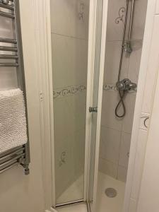een douche met een glazen deur in de badkamer bij 5 Holborn Spacious Home in Redhill