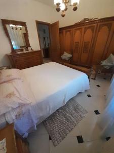 1 Schlafzimmer mit einem großen Bett und einem Badezimmer in der Unterkunft appartamento in casa Lai in Desulo