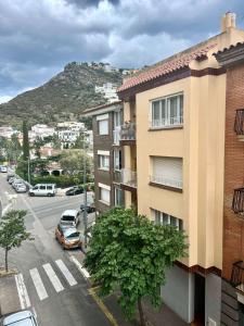 - une vue sur un bâtiment et une rue avec des voitures dans l'établissement Amplio apartamento tranquilo cerca de la playa, à Roses