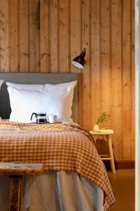 um quarto com uma cama e uma parede de madeira em Valseter em Sør-Fron