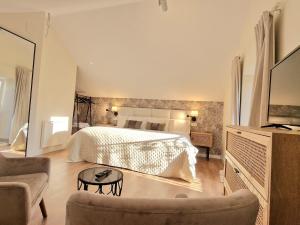 a large bedroom with a bed and a couch at Casa da Americana I in Boqueijón +22 photos