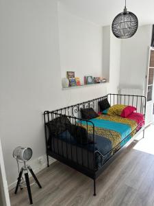 Tempat tidur dalam kamar di Appartement avec terrasse au Puy