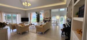 Μια τηλεόραση ή/και κέντρο ψυχαγωγίας στο VILLA ALTUS near Ericeira with swimming pool, jacuzzi and 2 games room