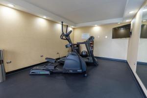 a gym with an exercise bike in a room at Serenity Inn Sweetwater in Sweetwater +9 photos