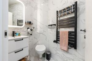 La salle de bains blanche est pourvue de toilettes et d'un lavabo. dans l'établissement MY CASA - Foch - Superb Suite with AC Downtown, à Nice