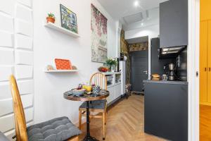 - une petite cuisine avec une table et un comptoir dans l'établissement MY CASA - Foch - Superb Suite with AC Downtown, à Nice