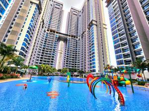una grande piscina di fronte a edifici alti di Atlantis Residence Waterpark Executive Suites Melaka By GGM a Malacca