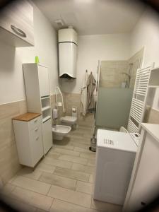 łazienka z 2 toaletami i umywalką w obiekcie Appartamento House Apartment Tabe Centro Bologna w Bolonii +28 zdjęć