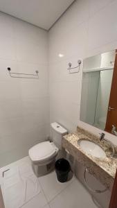 La salle de bains est pourvue de toilettes, d'un lavabo et d'un miroir. dans l'établissement Hotel Gold Ville, à Siqueira Campos