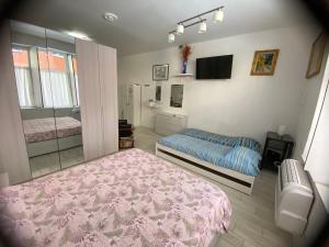 Łóżko lub łóżka w pokoju w obiekcie Appartamento House Apartment Tabe Centro Bologna