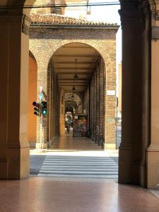 łuk w budynku z zielonym światłem w obiekcie Appartamento House Apartment Tabe Centro Bologna w Bolonii