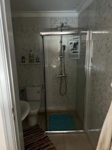La salle de bains est pourvue d'une douche et de toilettes. dans l'établissement Chez Jamal, à Kasba Aït Youdi