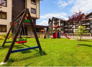 einen Park mit Spielplatz mit Schaukel in der Unterkunft Apartament by Zenit in Terra Complex C30 in Raslog