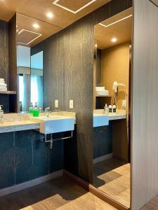 a bathroom with two sinks and a large mirror at Flat particular incrível no hotel Wynd Ibirapuera antigo B Convention in Sao Paulo