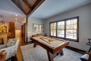 uma sala de estar com uma mesa de bilhar em The Fox House Luxe Lincoln Home with Hot Tub em Lincoln