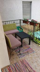 een patio met een tafel en stoelen op een balkon bij Apartment Jasmina Sarajevo in Sarajevo