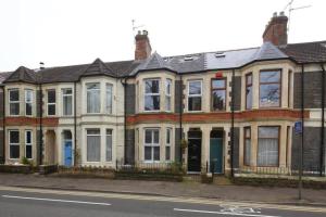 uma fila de casas de tijolos numa rua da cidade em Perfectly Positioned Pad em Cardiff