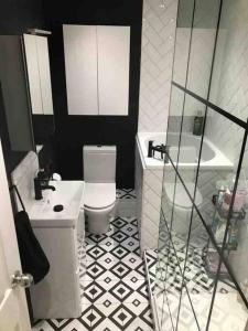 Perfectly Positioned Pad في كارديف: حمام مع مرحاض ومغسلة وحوض استحمام