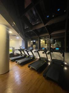 a gym with a row of treadmills in a room at Flat particular incrível no hotel Wynd Ibirapuera antigo B Convention in Sao Paulo