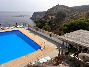 una piscina con vistas al océano en Luz de Mar, en Almería