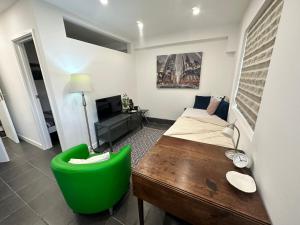Gallery image of Modern flat in central Egham by Windsor Castle, Staines-Upon-Thames and Heathrow Airport in Egham
