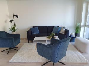 バルスタにあるLofoten Seasideのソファと椅子とテーブルのあるリビングルーム +36枚の写真