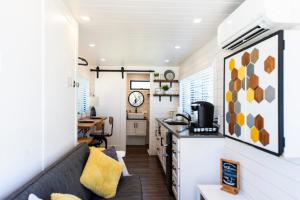 Kuchyň nebo kuchyňský kout v ubytování The Honeycomb-Tiny Container Home 12 Min. to Magnolia/Baylor