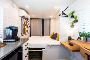 TV a/nebo společenská místnost v ubytování The Honeycomb-Tiny Container Home 12 Min. to Magnolia/Baylor