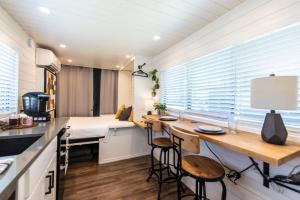Kuchyň nebo kuchyňský kout v ubytování The Honeycomb-Tiny Container Home 12 Min. to Magnolia/Baylor