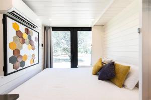Postel nebo postele na pokoji v ubytování The Honeycomb-Tiny Container Home 12 Min. to Magnolia/Baylor