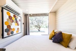 Postel nebo postele na pokoji v ubytování The Honeycomb-Tiny Container Home 12 Min. to Magnolia/Baylor