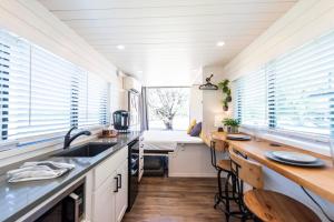 Kuchyň nebo kuchyňský kout v ubytování The Honeycomb-Tiny Container Home 12 Min. to Magnolia/Baylor