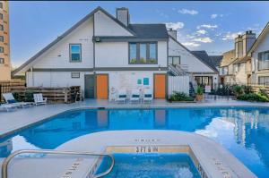 una gran piscina frente a una casa en The Cozy Clouds Resort at NRG, en Houston