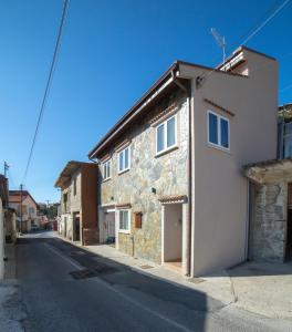 una casa de piedra al lado de una calle en Archontiko Adamou, en Kyperounda