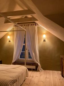 sypialnia z łóżkiem i oknem w obiekcie Niebieski Koń w Kazimierzu Dolnym