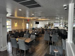um restaurante com mesas e cadeiras e um bar em The Hotel Redland em Homestead