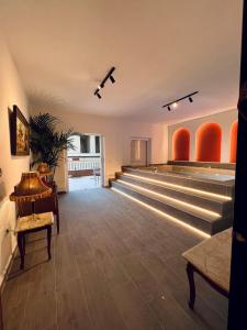 THREE GRACES ZAKYNTHOS TOWN في مدينة زاكينثوس: غرفة مع صف من السلالم في مبنى