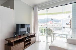 TV a/nebo společenská místnost v ubytování Apto com churrasqueira a 450m do mar RIC205