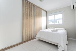 Ein Bett oder Betten in einem Zimmer der Unterkunft Apto com churrasqueira a 450m do mar RIC205