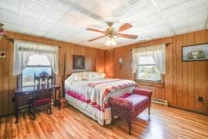 Postel nebo postele na pokoji v ubytování Rodanthe Vacation Rental - Walk to the Beach!