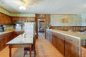 Kuchyň nebo kuchyňský kout v ubytování Rodanthe Vacation Rental - Walk to the Beach!