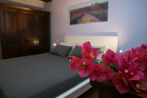 ローマにあるVaticanHouseのベッドルーム1室(赤い花のベッド1台付)