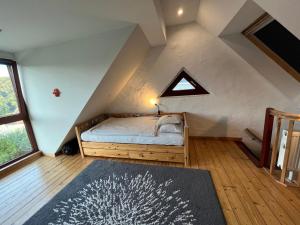 ein kleines Schlafzimmer mit einem Bett im Dachgeschoss in der Unterkunft Ferienhaus Brinker Bleibe in Velbert