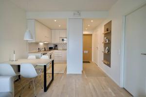 Kuchyň nebo kuchyňský kout v ubytování Enchanting One Bedroom Apartment
