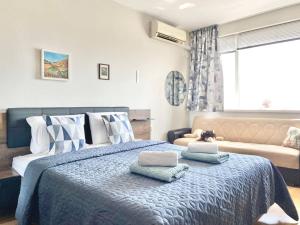 Postel nebo postele na pokoji v ubytování Alonia - your Burgas shelter by the park and beach