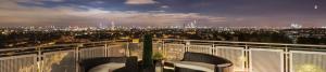 - un balcon offrant une vue sur la ville la nuit dans l'établissement The OMG penthouse, à Londres