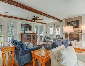 uma sala de estar com um sofá azul e uma mesa em Casa di Spiaggia Tybee em Tybee Island